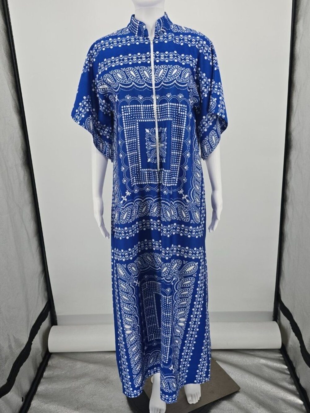 Vintage 1970s Blue/White Paisley Bandana Print Kaftan Lounger Maxi Dress (L)